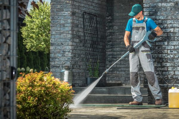 Cost of Outside House Cleaning in Navarre